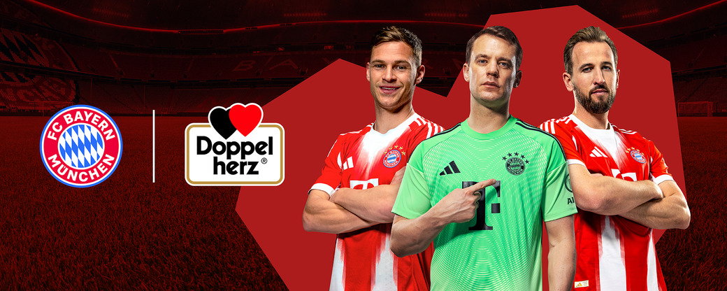 Immagine promozionale del FC Bayern Monaco, con tre giocatori in maglia rossa e verde. A sinistra, il logo del club. Al centro, un giocatore con maglia verde da portiere, e a destra un attaccante con barba. Sotto, il logo di "Doppelherz". Sfondo rosso e stadio.
