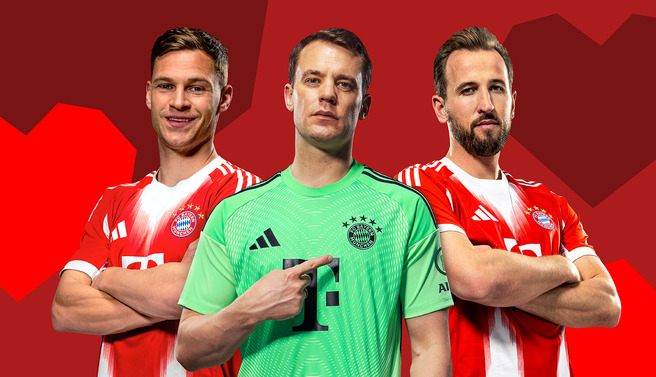 Tre giocatori del Bayern Monaco sono ritratti in piedi, indossando la maglia rossa della squadra. Il portiere al centro ha una maglia verde e fa un gesto con la mano. Gli altri due giocatori a sinistra e a destra mostrano un'espressione determinata. Sullo sfondo, un colore rosso vibrante.