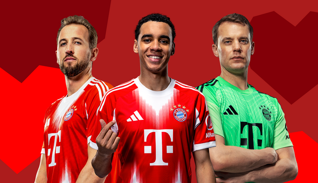 Trois footballeurs posent devant un fond rouge. À gauche, un joueur avec une barbe porte un maillot rouge et blanc du Bayern Munich. Au centre, un jeune homme souriant en maillot rouge. À droite, un gardien de but en maillot vert. Ils représentent l'équipe du Bayern Munich.